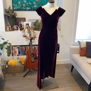 Exquisite burgundy velvet holiday or bridesmaid dress size 6 (UK 10)